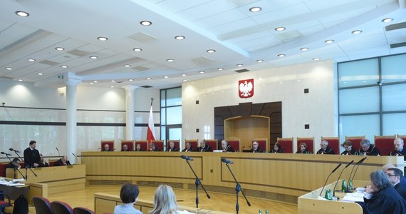 Trybunał Konstytucyjny umorzył sprawę skargi 18 maturzystów z Ostrowca Świętokrzyskiego, których egzamin 4 lata temu unieważniono, bo ich prace zostały uznane za "niesamodzielne". Trybunał nie zgodził się z argumentacją skarżących, twierdzących że tryb unieważniania egzaminów pozbawia ich prawa do odwołania się od tej decyzji. 