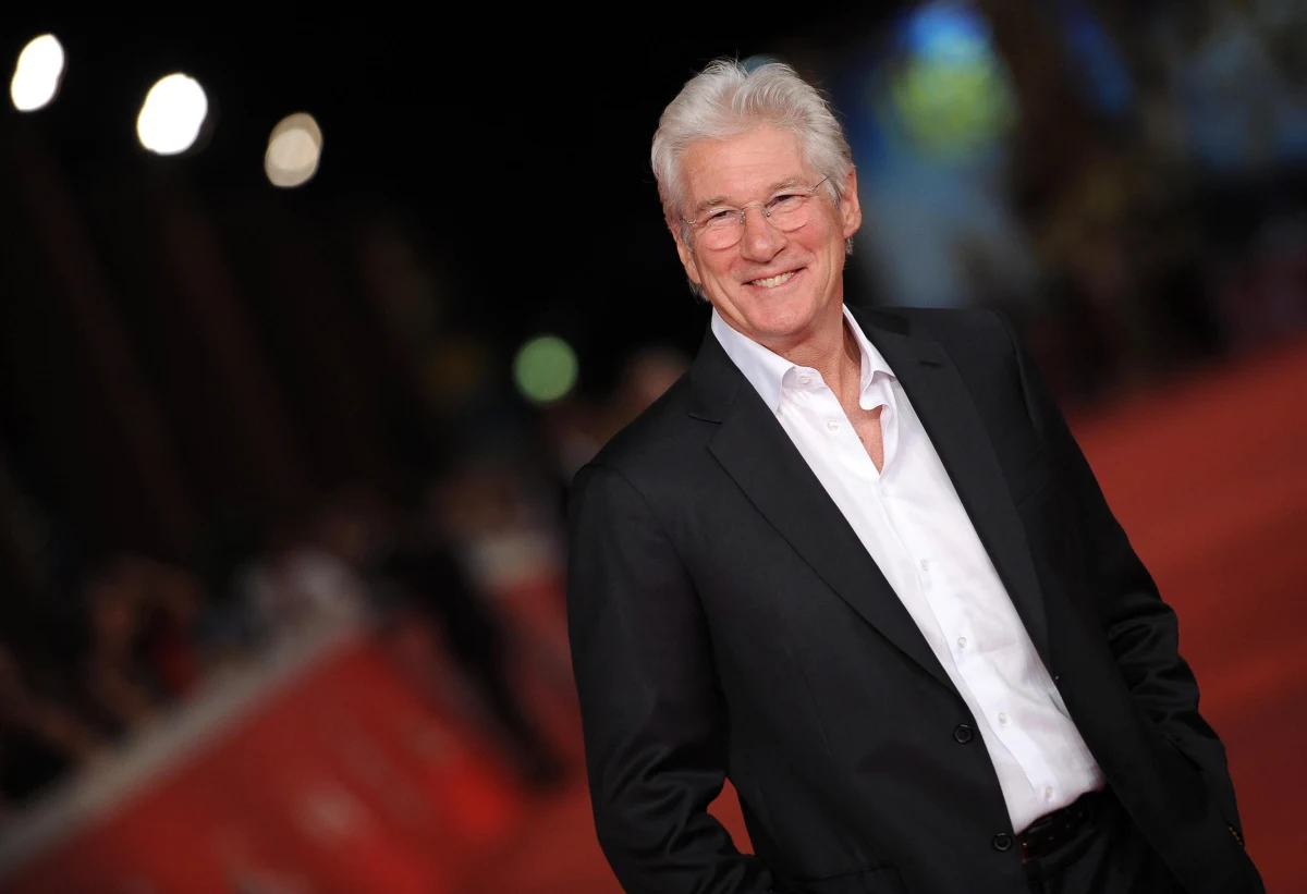 Richard Gere – znany amerykański aktor - zostanie wyróżniony za nadzwyczajny wkład w światową kinematografię podczas rozpoczynającej się w lipcu 50. edycji Międzynarodowego Festiwalu Filmowego w Karlowych Warach. Dodatkowo, na otwarciu imprezy zaprezentowany najnowszy film z udziałem Gere'a i Jeny Malone – obraz "Time Out of Mind" w reżyserii Orena Movermana.