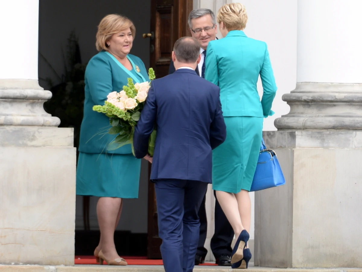 45 minut – tyle trwało spotkanie Agaty i Andrzeja Dudów z Anną i Bronisławem Komorowskimi. Wiadomo, że prezydent Komorowski zaprosił na 1 lipca prezydenta elekta na Radę Bezpieczeństwa Narodowego poświęconą przyszłorocznemu szczytowi NATO w Warszawie. Komorowski zaprosił także Dudę na spotkanie z Korpusem Dyplomatycznym. Prezydent elekt w tym terminie zaplanował jednak urlop. 
