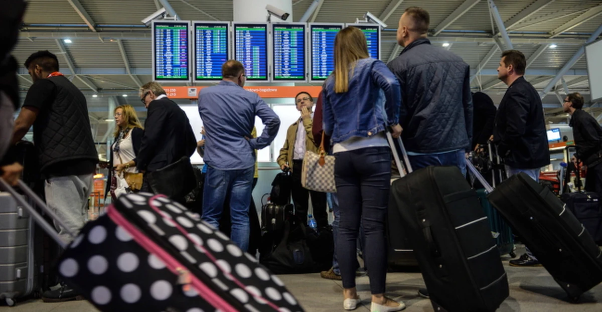 „Taki atak traktuję tak samo, jak traktowałbym kradzież majątku. To jest działalność na naszą szkodę, na szkodę LOT-u i będziemy zgodnie z prawem wyciągać konsekwencje” – tak prezes PLL LOT Sebastian Mikosz skomentował niedzielny atak hakerski na systemy informatyczne przewoźnika. „Jeśli zostanie znaleziona osoba, lub osoby, które za to odpowiadają, to na pewno złożymy stosowny pozew" – dodał. 