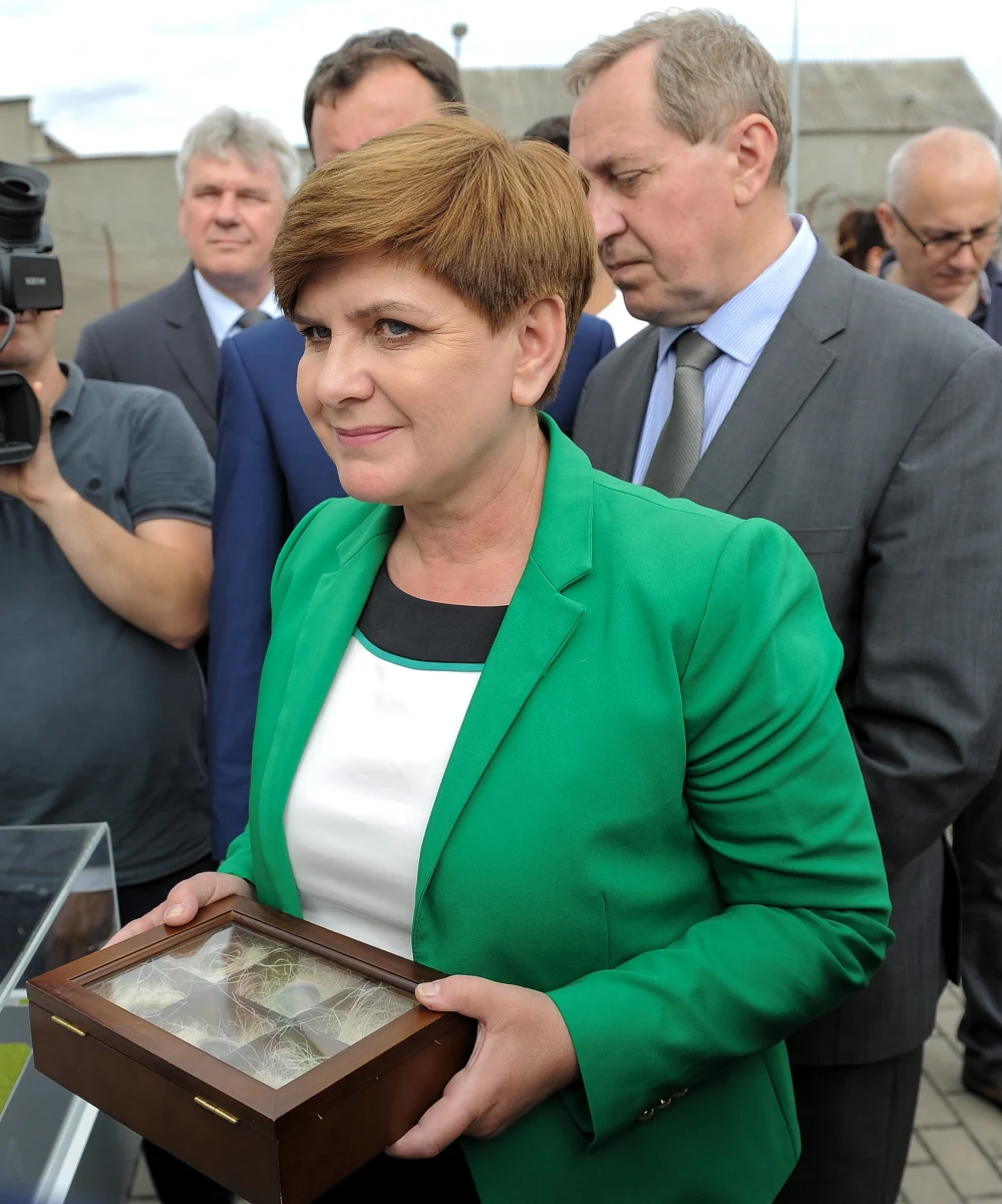 "Polska nie będzie w strefie euro, dopóki sytuacja tam się nie poprawi – oświadczyła Beata Szydło, kandydatka Prawa i Sprawiedliwości na premiera. "Dopóki nie będzie stabilna sytuacja i w strefie euro, ale przede wszystkim nasza gospodarka i nasze zarobki będą na poziomie jak w państwach Europy Zachodniej. Całe szczęście, że obietnica Donalda Tuska nie została spełniona, bo dziś bylibyśmy drugą Grecją” – dodała. 
