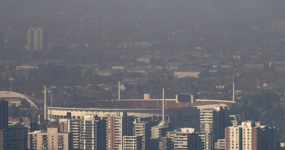 Zanieczyszczenie w stolicy Chile, Santiago, osiągnęło poziom krytyczny i władze miasta wprowadziły stan wyjątkowy. Polega on na ograniczeniu ruchu samochodów oraz zawieszeniu działalności tych firm, które najbardziej zatruwają środowisko.