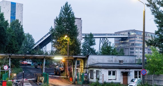 Po południu w kopalni "Wujek Ruch Śląsk" rozpoczęła się akcja wydobywania dwóch górników zmarłych po wstrząsie z 18 kwietnia. O godz. 18:38 ciała wydano na powierzchnię - informuje Katowicki Holding Węglowy.