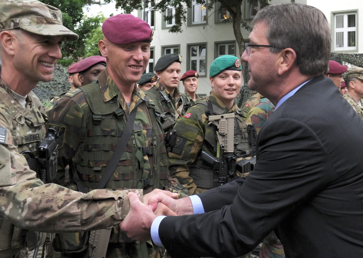 Minister obrony USA Ashton Carter zarzucił Rosji "pobrzękiwanie nuklearną szabelką" i ostrzegł przed nową zimną wojną. Potwierdził, że USA rozważają stacjonowanie swojego ciężkiego sprzętu wojskowego we wschodnioeuropejskich krajach NATO.