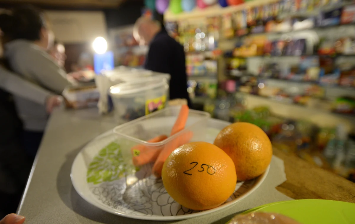 Suszone owoce i woda, a nie cola i chipsy. Sklepikarze mówią, że się nie opłaca. Zamiast nich do szkół wchodzą maszyny – pisze dziś „Dziennik Gazeta Prawna”. Urzędnicy Ministerstwa Zdrowia dali wytyczne dotyczące żywienia uczniów. Resort chce sprawić, aby uczniowie mogli kupować w szkole jedynie zdrowe jedzenie. To pomysł resortu zdrowia na walkę z epidemią otyłości.