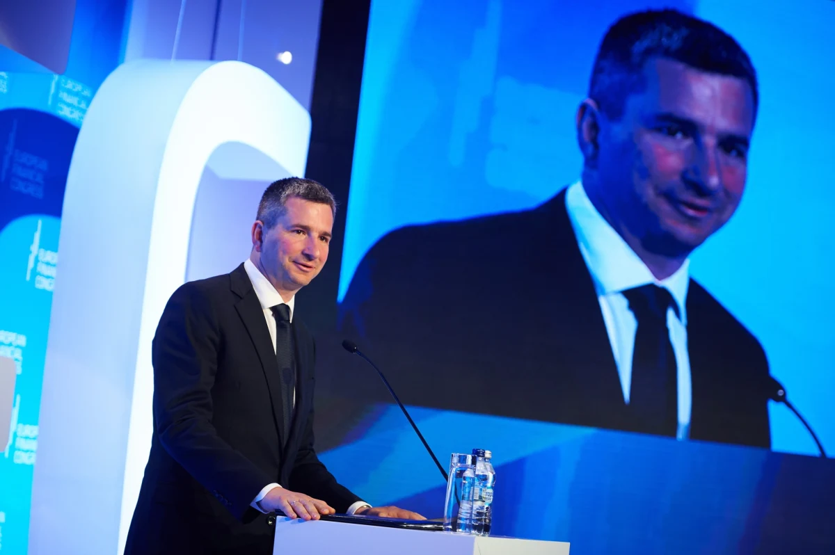 „Przy jednorazowym przewalutowaniu w słabym momencie jako kraj jesteśmy do tyłu” – mówi w Kontrwywiadzie RMF FM minister finansów Mateusz Szczurek pytany przez słuchaczy o możliwość przewalutowania kredytów we frankach po kursie z dnia zaciągnięcia kredytu. To jedna z propozycji Andrzeja Dudy. „Moment przewalutowania determinuje łączną stratę, którą wszyscy razem w Polsce musimy ponieść. Jakby się to nie rozkładało, to nie jest w interesie Polski, żeby to robić w najgorszym momencie, kiedy kurs jest wyjątkowo słaby” – ocenia Szczurek. 