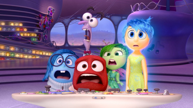 "W głowie się nie mieści" ma w sobie wszystko, co najlepsze w produkcjach Disney/Pixar: charakterystyczny urok, plejadę zapadających w pamięć postaci, wiele wzruszających momentów, mnóstwo humoru i mądre przesłanie. Zachwyca też tradycyjnie genialną oprawą graficzną. Duża w tym zasługa dyrektora kreatywnego Pixar i Walt Disney Animation Studios Johna Lassetera, który uznawany jest za guru animacji. Film wejdzie na ekrany polskich kin już 1 lipca.