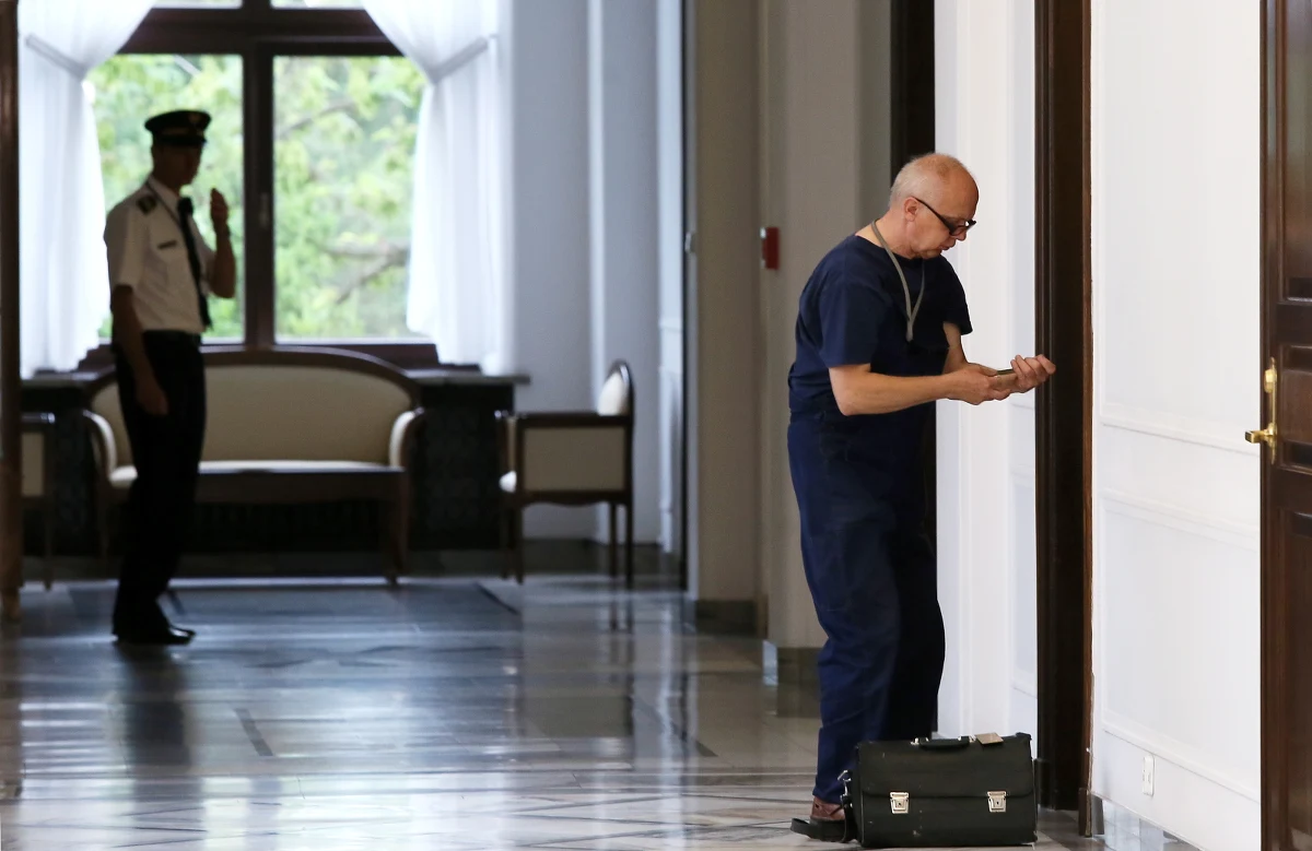 Radosław Sikorski złożył rezygnację z funkcji marszałka Sejmu. To pokłosie afery podsłuchowej i opublikowanych niedawno w internecie materiałów ze śledztwa w sprawie podsłuchów. Co teraz będzie robił Radosław Sikorski? Czym powinien się zająć? Weźcie udział w naszej sondzie. Czekamy także na Wasze komentarze. Najciekawsze wypowiedzi zacytujemy na antenie. 