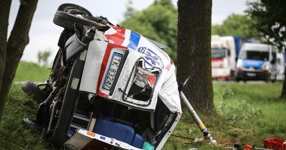 Ciężarna kobieta, która była przewożona karetką i kierowca ambulansu zostali ranni w wypadku czterech pojazdów na drodze krajowej nr 12 w Korytnicy (pomiędzy Piotrkowem Trybunalskim a Sulejowem) w Łódzkiem. Poszkodowani trafili do szpitala. 