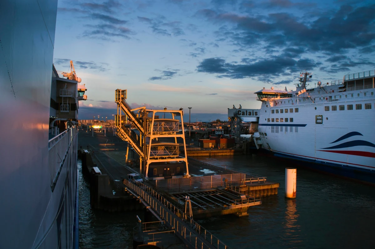 Strajkujący pracownicy francuskiej spółki promowej MyFerryLink, operującej w Kanale La Manche, zablokowali rano port w Calais. Ruch po kanale i w Eurotunelu został zakłócony w proteście przeciwko restrukturyzacji spółki i grożącym redukcjom zatrudnienia.
