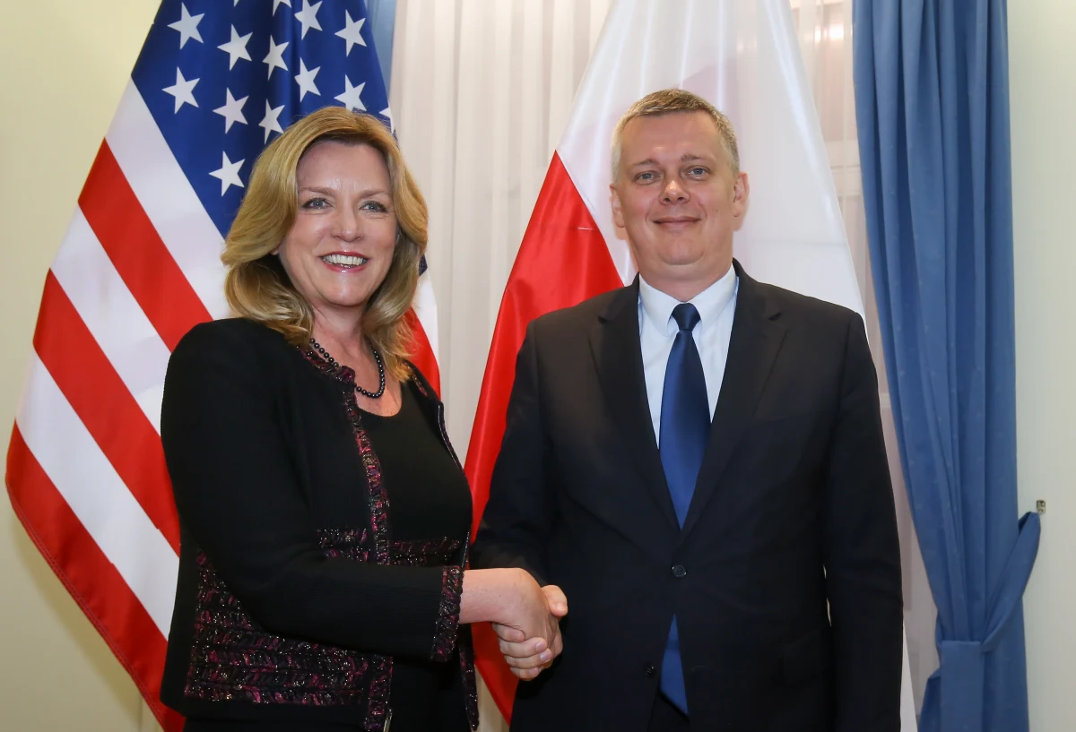 "To milowy krok w sojuszu polsko-amerykańskim" - tak decyzję USA o rozmieszczeniu sprzętu w Europie Środkowo-Wschodniej komentuje minister obrony Tomasz Siemoniak. "Nie możemy jeszcze ujawnić, w jaki sposób ten sprzęt będzie rozdzielony" - podkreślił. 