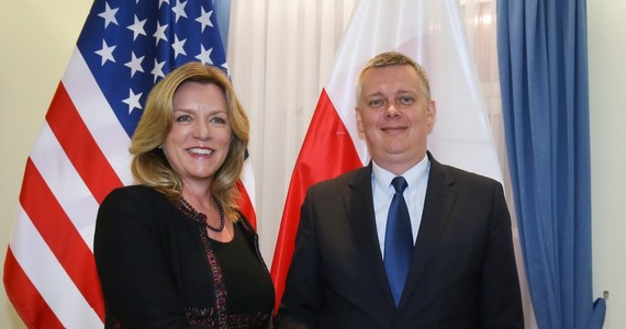 "To milowy krok w sojuszu polsko-amerykańskim" - tak decyzję USA o rozmieszczeniu sprzętu w Europie Środkowo-Wschodniej komentuje minister obrony Tomasz Siemoniak. "Nie możemy jeszcze ujawnić, w jaki sposób ten sprzęt będzie rozdzielony" - podkreślił. 