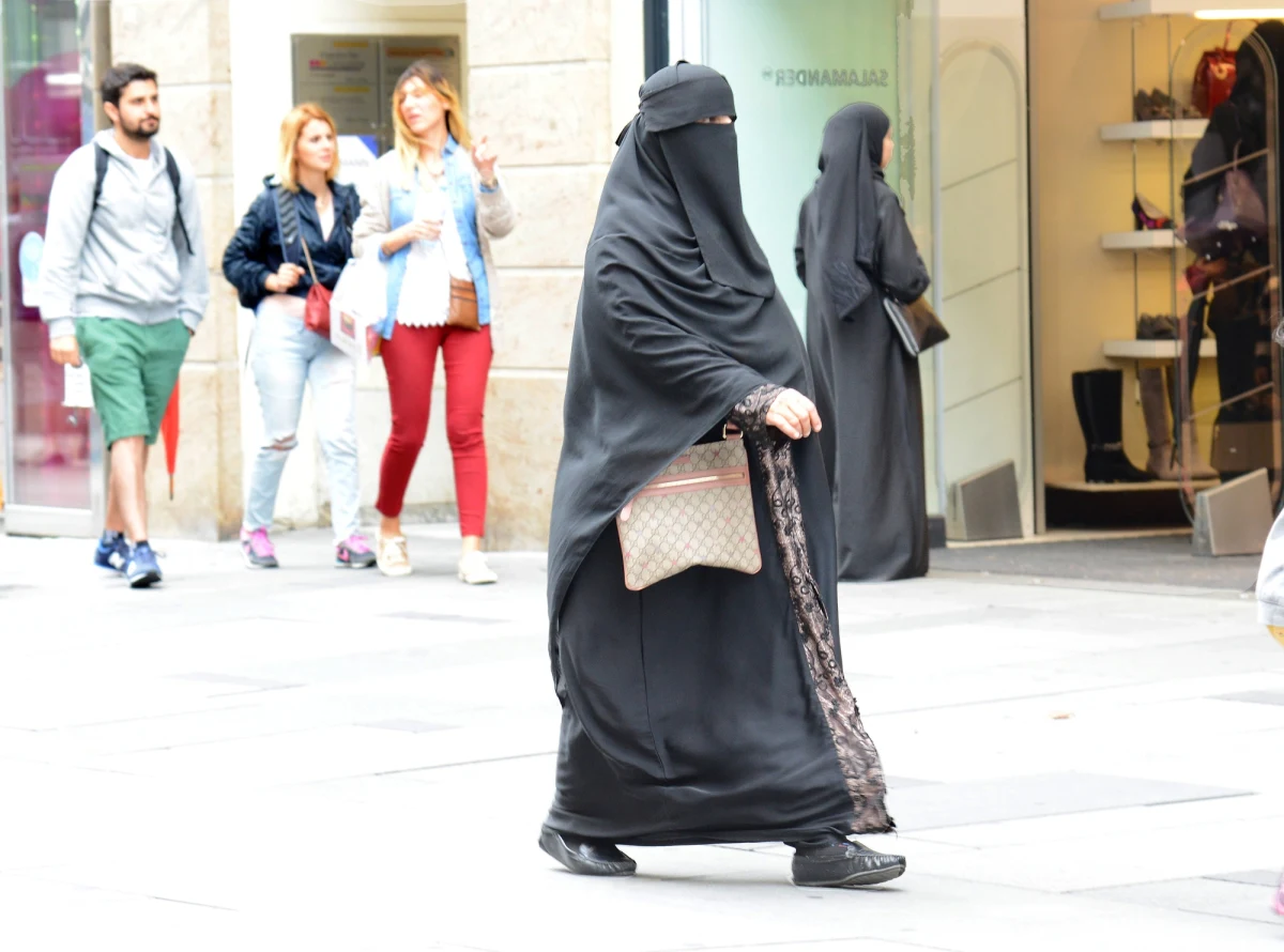 Polityczno-prawna burza wybuchła we Francji wokół sklepu z żywnością, kosmetykami, książkami i odzieżą w Bordeaux. Jego właściciel zakazał kobietom i mężczyznom robienia zakupów w tym samym czasie. Zdaniem handlowca, który jest muzułmaninem,  jest to niezgodne z zasadami Islamu.