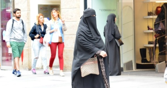 Polityczno-prawna burza wybuchła we Francji wokół sklepu z żywnością, kosmetykami, książkami i odzieżą w Bordeaux. Jego właściciel zakazał kobietom i mężczyznom robienia zakupów w tym samym czasie. Zdaniem handlowca, który jest muzułmaninem,  jest to niezgodne z zasadami Islamu.