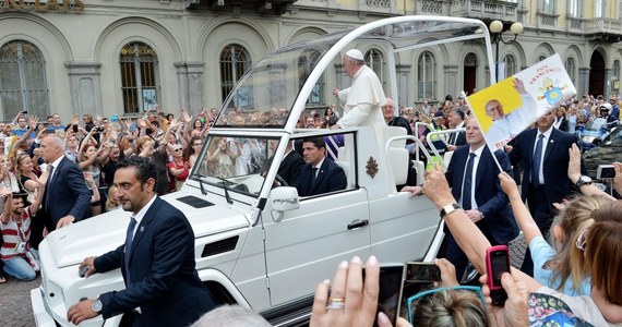 Postulat otwarcia na rozwodników w nowych związkach znalazł się w dokumencie roboczym na jesienny synod biskupów na temat rodziny. Mowa w nim o "wspólnej zgodzie" co do potrzeby rozwiązania tej sprawy. Potwierdzono linię ostrożności w kwestii homoseksualistów. Synod "Powołanie i misja rodziny w Kościele i świecie współczesnym" odbędzie się w Watykanie od 4 do 25 października.