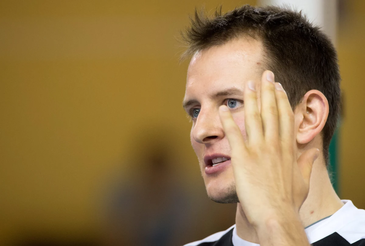 Bartosz Kurek nabawił się kontuzji pleców na jednym z treningów w Teheranie. Biało-czerwona reprezentacja siatkarzy przygotowuje się tam do weekendowych pojedynków z Iranem w ramach Ligi Światowej. Nie wiadomo jeszcze, ile będzie musiał pauzować atakujący kadry Stephana Antigi.