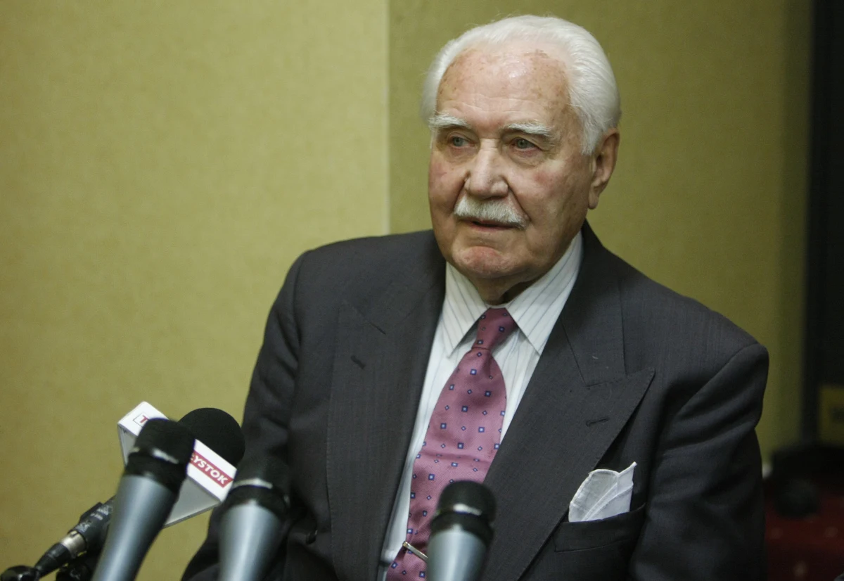 Szokujące ustalenia tygodnika „ABC”. Pismo dotarło do informacji, że Rosjanie przeprowadzający po katastrofie w Smoleńsku sekcję zwłok ostatniego Prezydenta RP na Uchodźstwie Ryszarda Kaczorowskiego, zaszyli w jego ciele niedopałek papierosa. „Wszystko wskazuje na to, że zrobili to specjalnie, by sprofanować zwłoki wielkiego Polaka, który zginął w katastrofie smoleńskiej” – donosi tygodnik. 