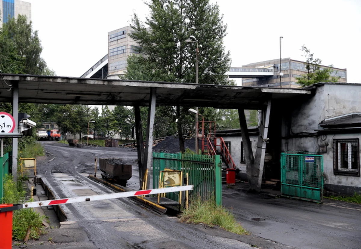 Znamy wstępne wyniki sekcji zwłok górników z kopalni Wujek Ruch Śląsk. Biegli nie byli w stanie jednoznacznie określić przyczyny ich śmierci. To dlatego, że ciała leżały pod ziemią około dwóch miesięcy. Dlatego prokuratura w Rudzie Śląskiej już zleciła dodatkowe badania.