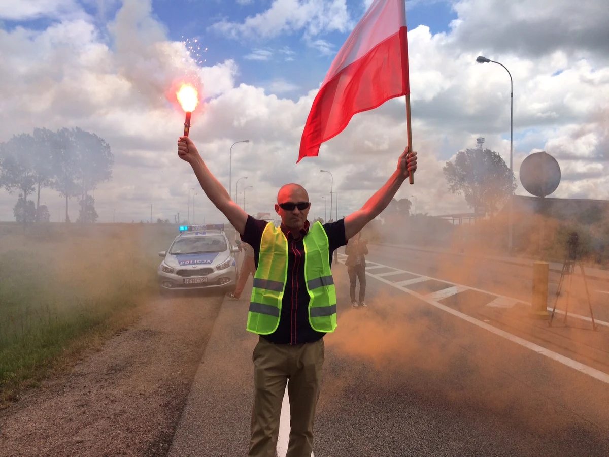 Nawet 6 godzin może potrwać protest rybaków w Kiezmarku na Pomorzu. Od południa blokują krajową drogę nr 7 koło mostu na Wiśle. Kierowcy muszą się liczyć z bardzo poważnymi utrudnieniami. Korek na trasie ma już kilka kilometrów i wydłuża się. Tak jest przed mostem na Wiśle od strony Nowego Dworu Gdańskiego. 