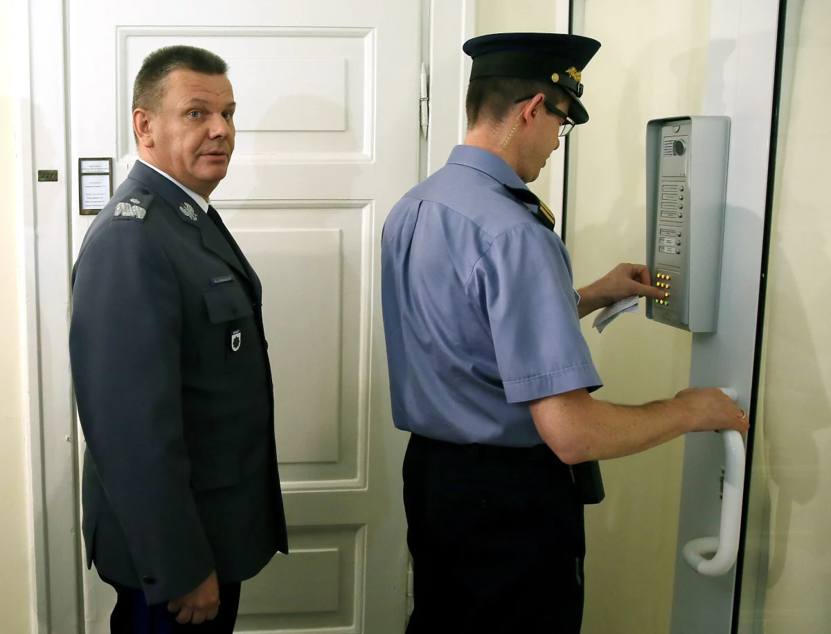 Wiceszef policji Mirosław Schossler powinien być co najmniej urlopowany do czasu wyjaśnienia jego kontaktów z szefem klubu PSL Janem Burym - twierdzi lider policyjnych związków Józef Partyka. Reporterzy śledczy RMF FM ujawnili, że na jednym z nieformalnych spotkań, generał, otrzymał od polityka informacje, na podstawie których wszczęto postępowanie wobec firmy politycznego konkurenta Jana Burego na Podkarpaciu.