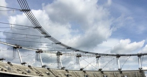 Gigantyczne liny rozciągnięto nad Stadionem Śląskim w Chorzowie. To na nich jesienią zostanie zamocowany dach. Dziś można było wejść na teren obiektu, którego przebudowa ciągnie się od prawie 20 lat.