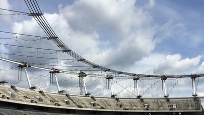 Gigantyczne liny nad Stadionem Śląskim. Jesienią zamocują na nich dach