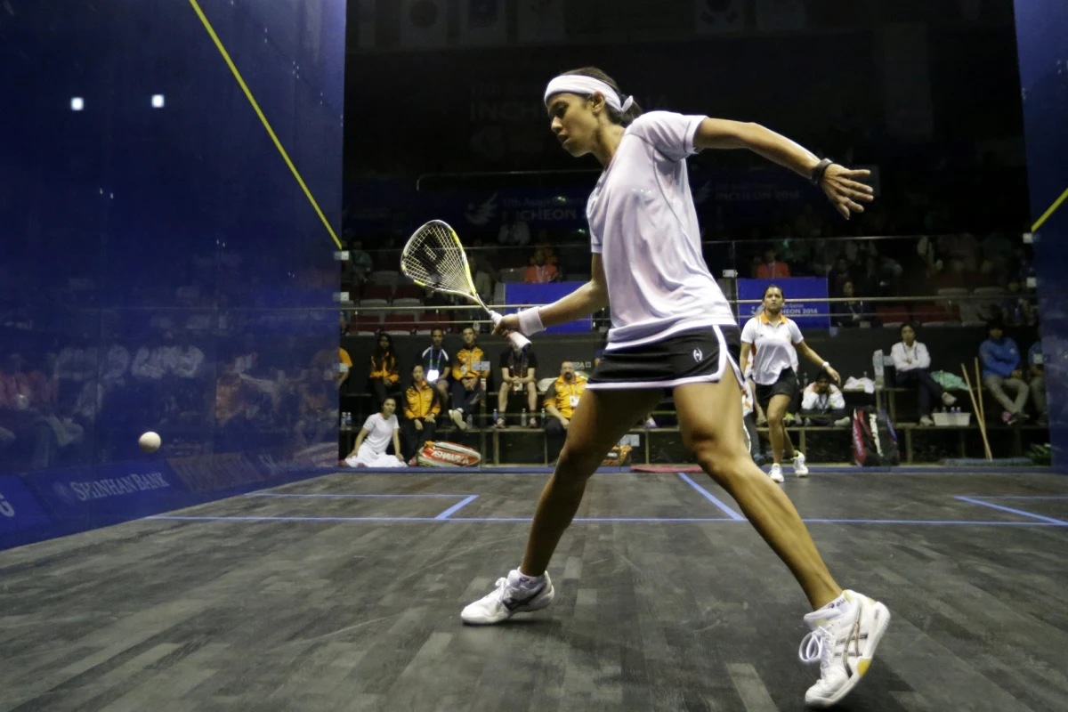 Amerykański magazyn "Forbes" uznał squash za... najzdrowszy sport świata. W Polsce, chociaż dyscyplina ta wciąż należy do niszowych, to z roku na rok przybywa osób, które chcą poodbijać na korcie kauczukową piłeczkę. Zawodnicy przekonują, że w squasha łatwo się nauczyć grać, bo jest łatwiejszy chociażby od tenisa. 