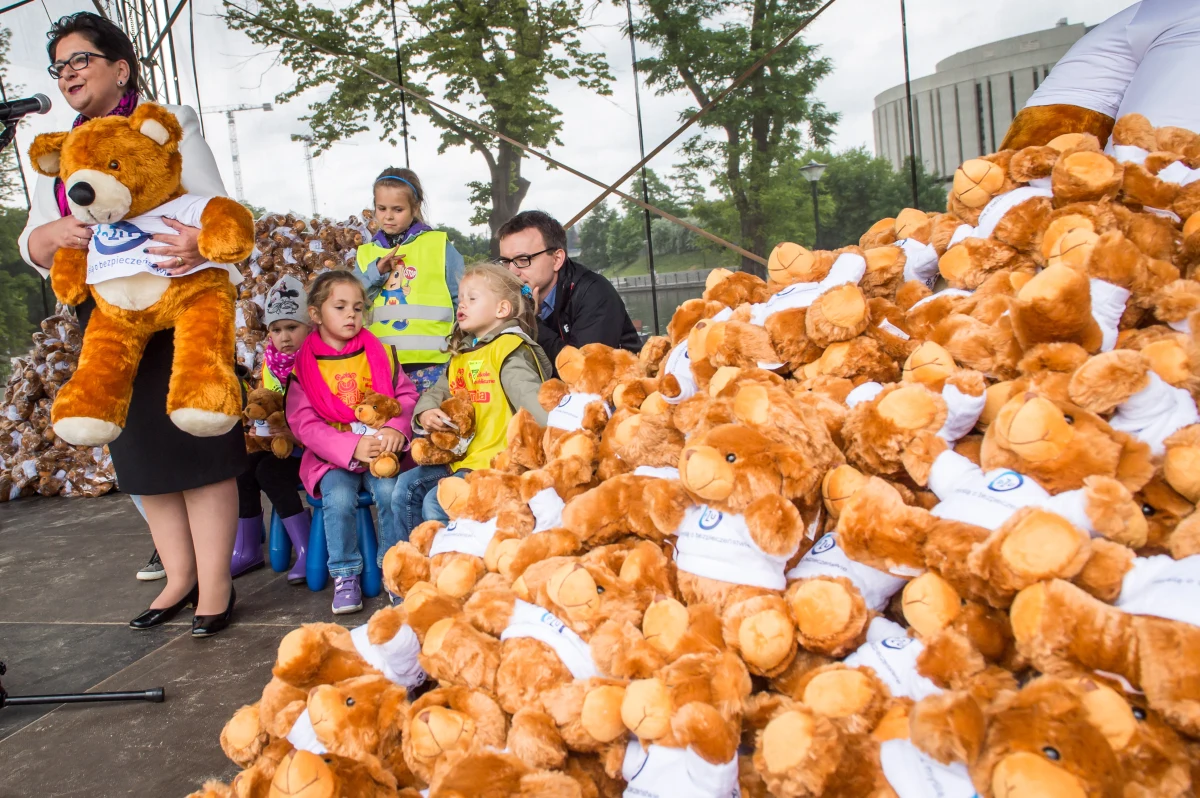 Sto tysięcy maskotek "Miś Ratownik" trafi do dzieci poszkodowanych w wypadkach w ramach kolejnej edycji akcji Stowarzyszenia "Misie Ratują Dzieci". Pierwsza partia pluszaków w środę została w Bydgoszczy przekazana policjantom, strażakom i ratownikom medycznym.