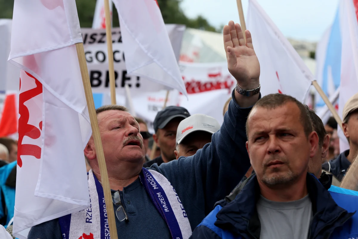 Trzysta osób demonstrowało przed siedzibą MON w trakcie trwającego tam zamkniętego posiedzenia komisji obrony w sprawie przetargu na śmigłowce. Związkowcy żądają unieważnienia postępowania.