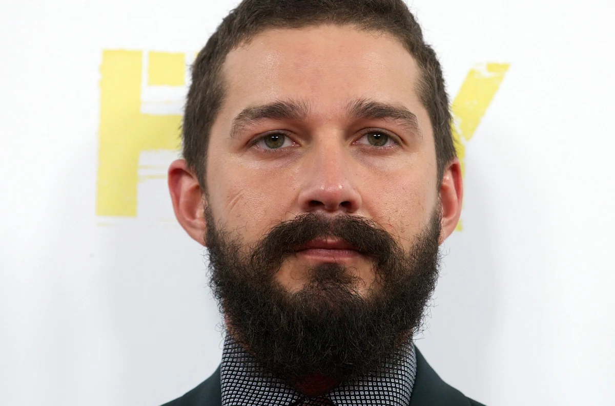 Shia LaBeouf – amerykański aktor znany m.in. z ról w serii „Transformers” czy filmie „Nimfomanka” Larsa von Triera trafił do szpitala po wypadku na planie filmowym – podaje serwis TMZ. Incydent wyglądał groźnie, a lekarze musieli założyć  aż 20 szwów na głowie i dłoni gwiazdora. 