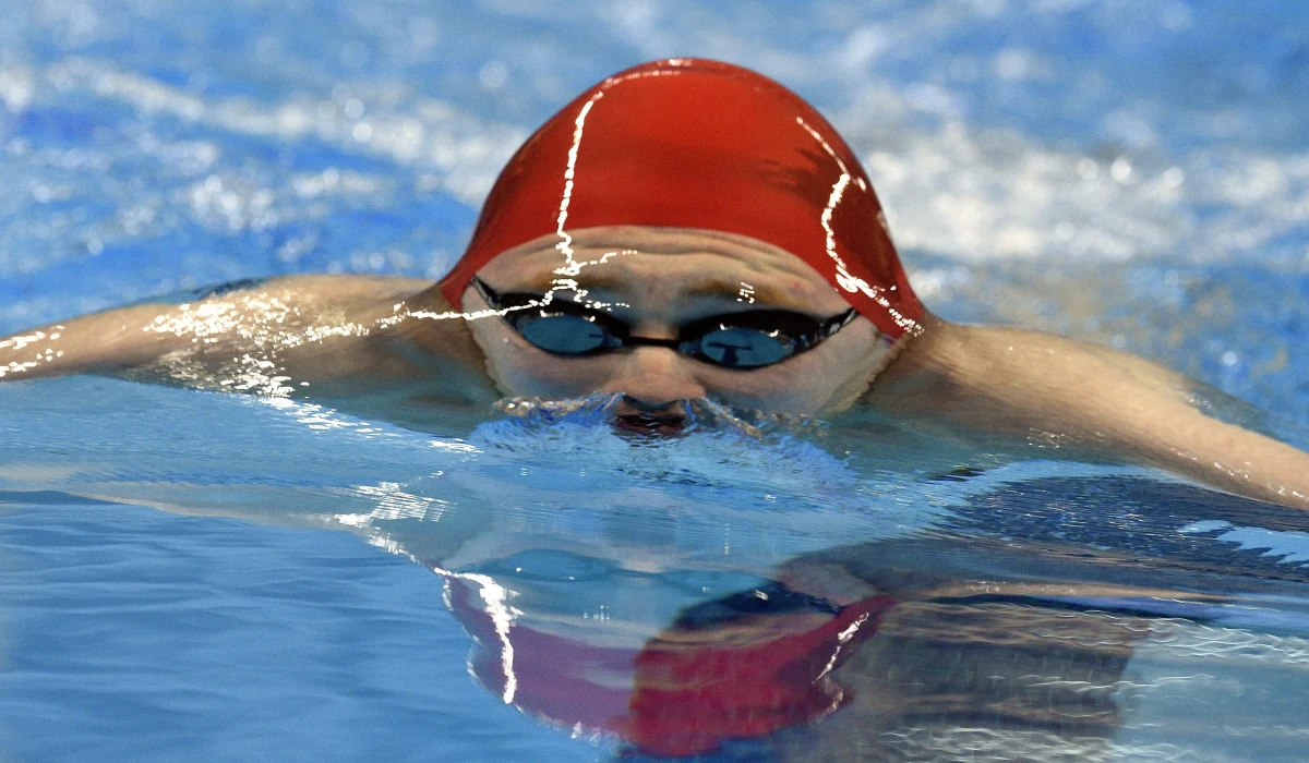 Ponad połowa Amerykanów uważa, że fakt, że po wyjściu z basenu mają czerwone oczy jest spowodowany obecnością chloru w wodzie. Sprawą zajęli się eksperci i orzekli, że podrażnienie jest spowodowane obecnością w wodzie... moczu.