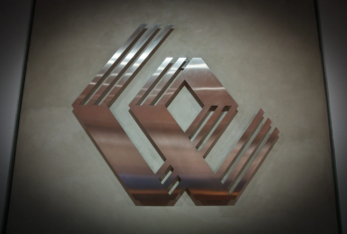 Jest akt oskarżenia przeciwko jednemu z najbardziej znanych inwestorów na warszawskiej giełdzie. Roman K. razem z żoną Grażyną mieli manipulować akcjami swojej spółki - twierdzą prokuratorzy. Akt oskarżenia trafił do warszawskiego sądu rejonowego.