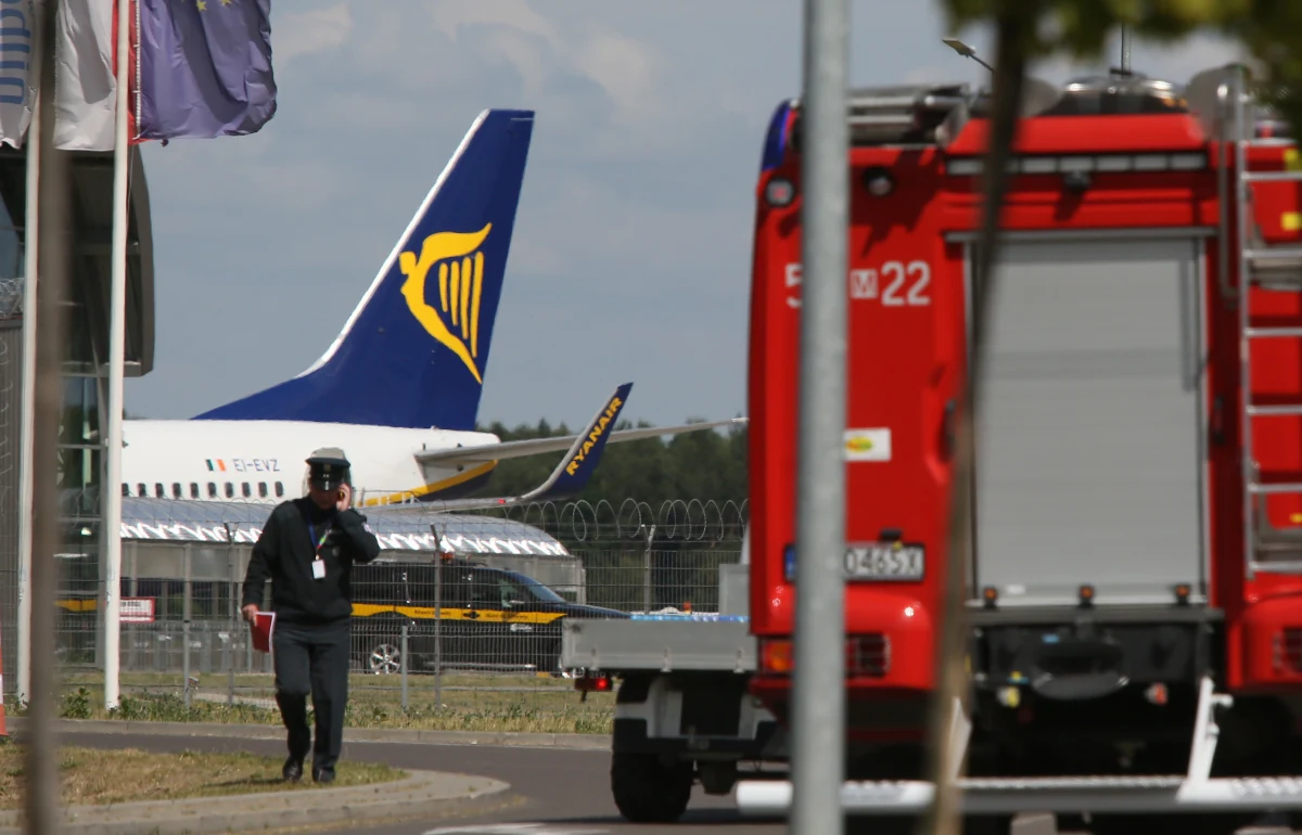 Samolot Ryanair z Oslo bezpiecznie wylądował na lotnisku w Modlinie. Wcześniej krążył nad Warszawą. Informował nas o tym słuchacz, dzwoniąc na Gorącą Linię RMF FM. Nasz dziennikarz potwierdził, że samolot krążył nad Modlinem w oczekiwaniu na pozwolenie na lądowanie. Przedstawiciele lotniska zapewniają, że maszyna jest w pełni sprawna. Jak się okazało, powodem awaryjnego lądowania był fałszywy telefon o ładunku wybuchowym na pokładzie samolotu.