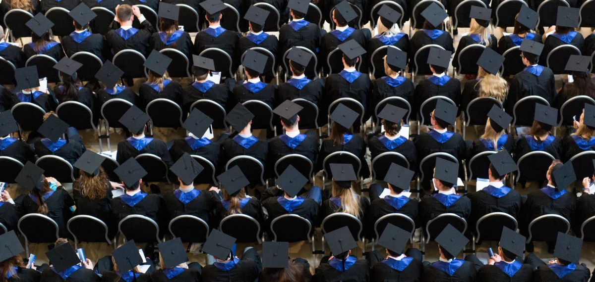 Włoski krawiec - Nicola Torello - otrzymał dyplom ukończenia gimnazjum w wieku 91 lat. Wcześniej zdobycie wykształcenia uniemożliwiła mu m.in. służba w wojsku podczas II wojny światowej.