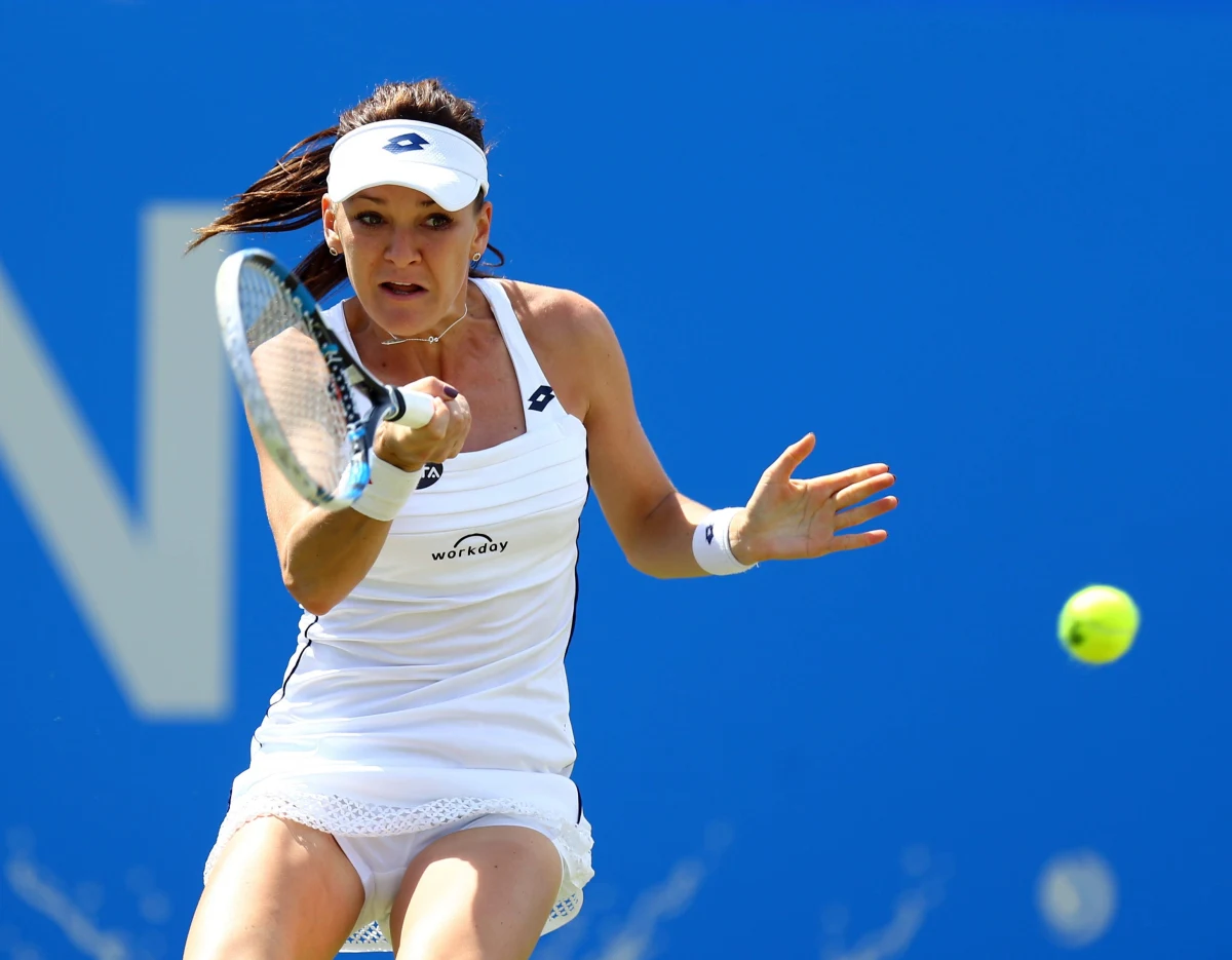 Zwyżka formy Agnieszki Radwańskiej tuż przed wielkoszlemowym Wimbledonem. Najlepsza polska tenisistka awansowała w czwartek do półfinału turnieju w Eastbourne, wyrównując tym samym swoje najlepsze osiągnięcie w tym sezonie. O finał powalczy z Amerykanką Sloane Stephens.