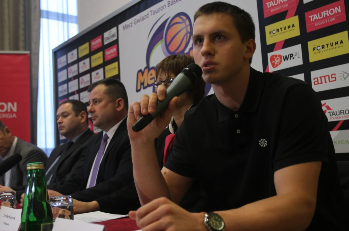 Najbliższej nocy okaże się, czy Mateusz Ponitka zostanie kolejnym polskim koszykarzem w NBA. 22-latek z Ostrowa Wielkopolskiego weźmie udział w drafcie do nowego sezonu. "Ludzie z NBA pytali mnie o niego i wystawiłem odpowiednie recenzje" - mówi jedyny Polak w najlepszej koszykarskiej lidze świata Marcin Gortat.