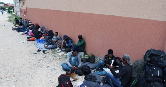 Nie będzie obowiązkowego przyjmowania uchodźców z Afryki – donosi nasza korespondentka ze szczytu Unii Europejskiej w Brukseli. Kraje Unii będą jednak musiały do końca lipca podzielić między siebie 40 tys. uchodźców, którzy obecnie przebywają we Włoszech i w Grecji. 