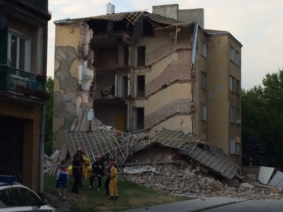 Strażacy zakończyli przeszukiwanie gruzów kamienicy, która zawaliła się w Warszawie na Pradze. Przy ulicy Kawęczyńskiej runęła część czteropiętrowego pustostanu. Konieczna była ewakuacja 40 osób z budynków w pobliżu kamienicy. Większość z nich mogła wrócić do mieszkań.