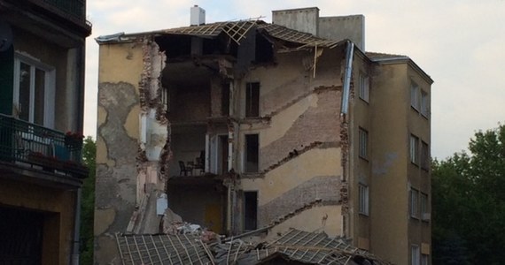 Strażacy zakończyli przeszukiwanie gruzów kamienicy, która zawaliła się w Warszawie na Pradze. Przy ulicy Kawęczyńskiej runęła część czteropiętrowego pustostanu. Konieczna była ewakuacja 40 osób z budynków w pobliżu kamienicy. Większość z nich mogła wrócić do mieszkań.