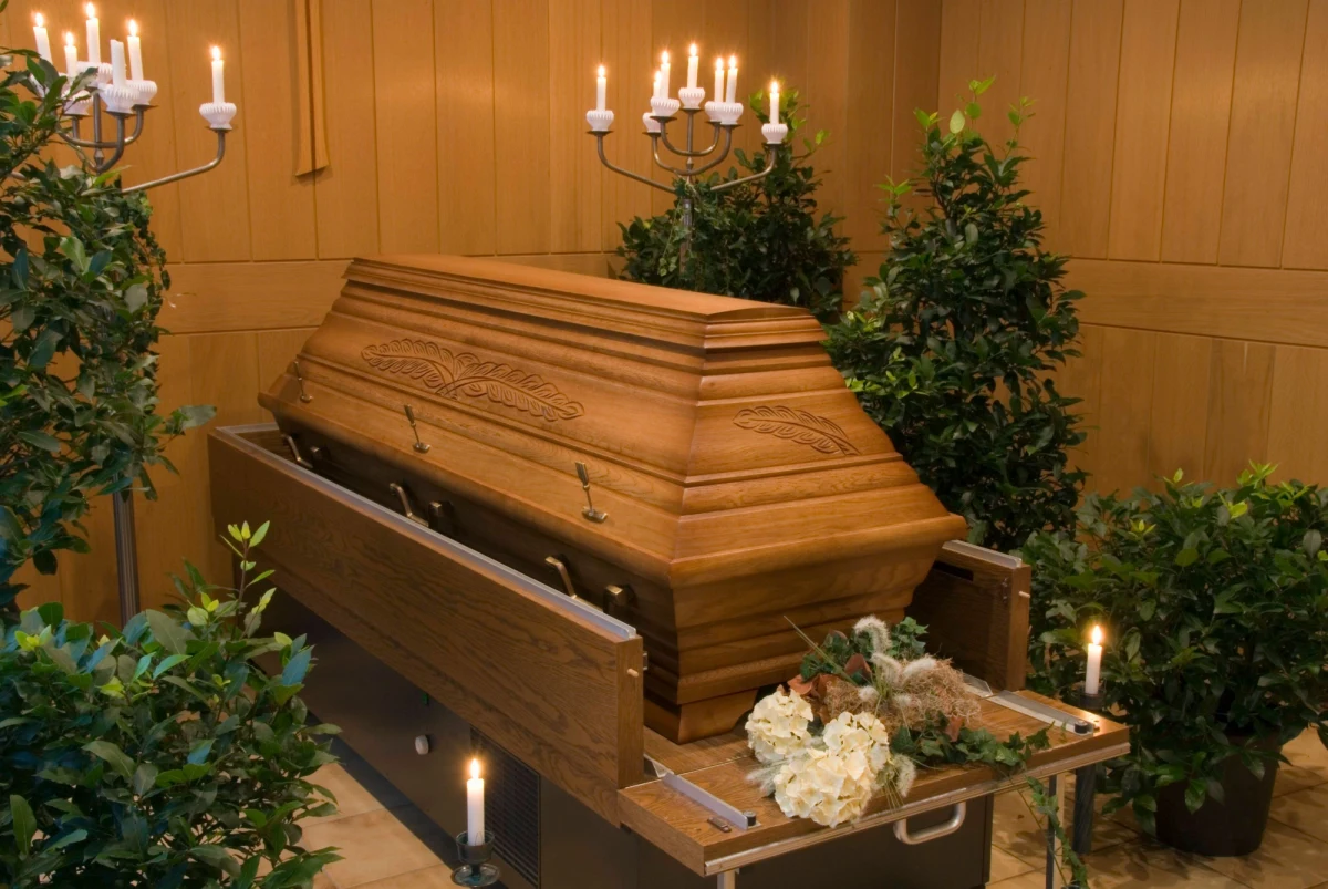 W Rzymie pojawiły się plakaty firmy pogrzebowej San Marco, która reklamuje swe usługi sloganem "Weekend ze śmiercią". Oferuje ona zamawiającym pochówki bliskich zmarłych dodatkową usługę w postaci bezpłatnej doby hotelowej dla dwóch osób.