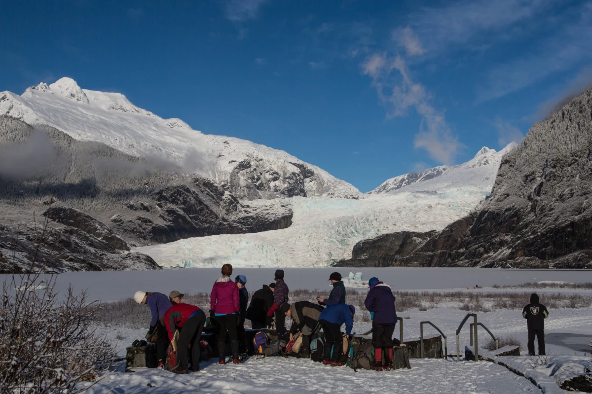 Niewielki samolot odbywający lot widokowy z 8 turystami na pokładzie rozbił się w trudno dostępnym rejonie Alaski. Nikt nie przeżył katastrofy. 