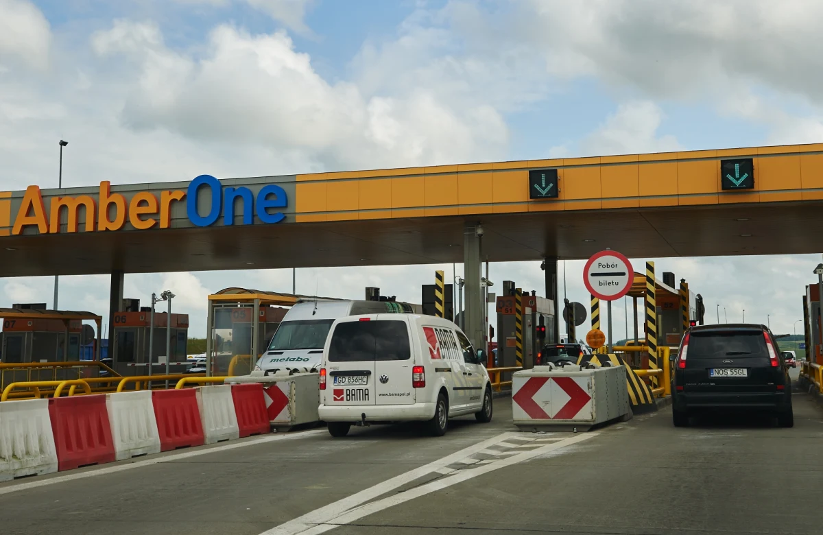 Kłopotów z bramkami na autostradach mogłoby nie być, gdyby nie... zmiana rządu. Wczoraj Sejm pobił rekord "gaszenia pożaru" i w 16 godzin uchwalił ustawę, umożliwiającą podnoszenie bramek na zatłoczonych w wakacje autostradach. Ten sam problem w ubiegłym roku próbował rozwiązać rząd Donalda Tuska. Przygotował jednak plan... i odszedł.