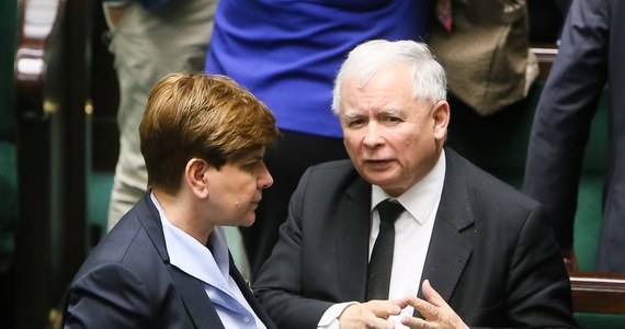 Jesteśmy gotowi w każdej chwili do debaty Beaty Szydło z premier Ewą Kopacz - zapewnił wicemarszałek Senatu, szef sztabu wyborczego PiS Stanisław Karczewski. Wcześniej o debatę z prezesem PiS Jarosławem Kaczyńskim lub, w jego zastępstwie, z Szydło apelowała sama Kopacz.