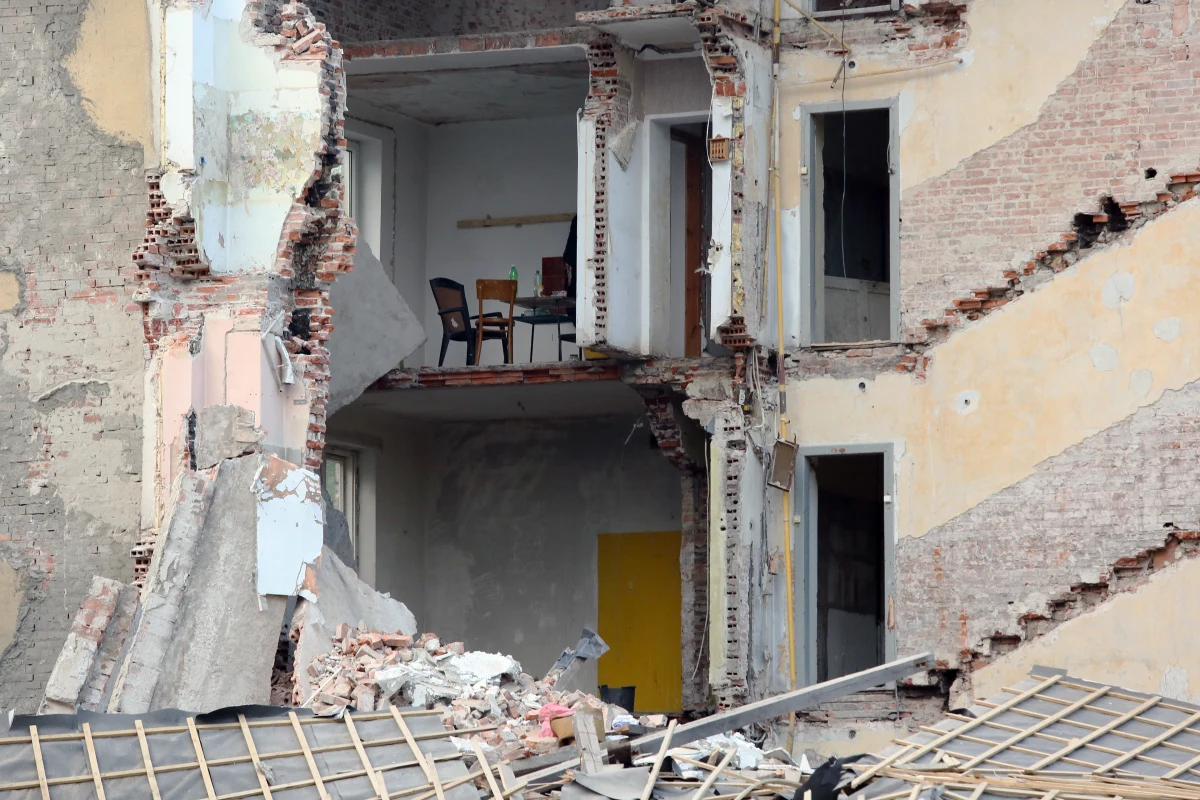 Jeszcze dziś zacznie się wyburzanie kamienicy na warszawskiej Pradze, której część zawaliła się wczoraj po południu. Taką decyzje wyda powiatowy inspektor nadzoru budowlanego. 