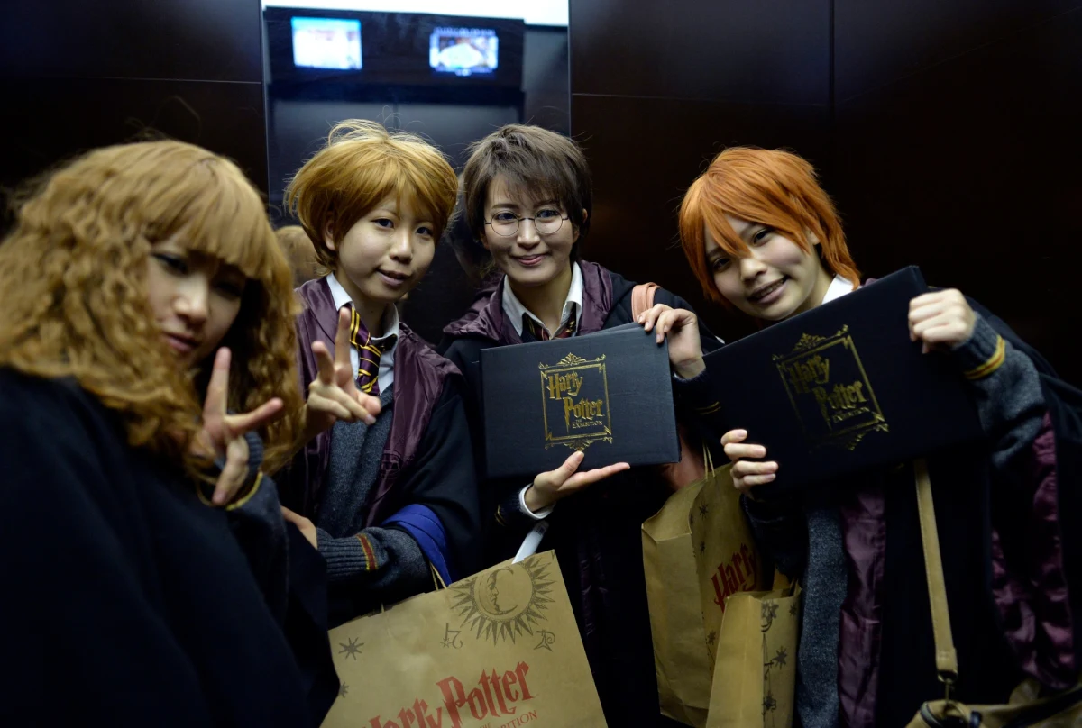 W przyszłym roku Harry Potter trafi na scenę londyńskiego teatru na West Endzie. Sztuka o słynnym chłopcu czarodzieju będzie zatytułowana "Harry Potter i przeklęte dziecko" (Harry Potter and the Cursed Child).  J. K. Rowling poinformowała o tym na Twitterze.