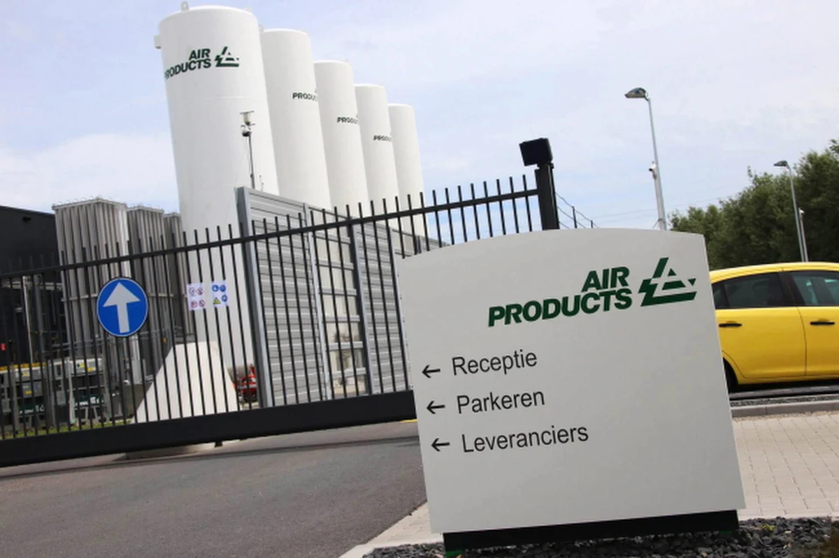 35-letni Yassine Salhi – domniemany sprawca zamachu w pobliżu Lyonu – był znany służbom. Już w 2006 roku jego nazwisko pojawiło się w rejestrach, ponieważ był związany z ruchem salafickim – radykalnym ruchem islamskim. W piątkowym zamachu w zakładach gazowych zginęła jedna osoba, dwie zostały ranne. Zabity to szef zamachowca. 