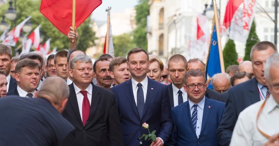 Prezydentowi elektowi Andrzejowi Dudzie ufa 57 proc. badanych przez CBOS. Na kolejnych miejscach w rankingu zaufania znaleźli się ex aequo prezydent Bronisław Komorowski i Paweł Kukiz - ufa im po 52 proc. ankietowanych.