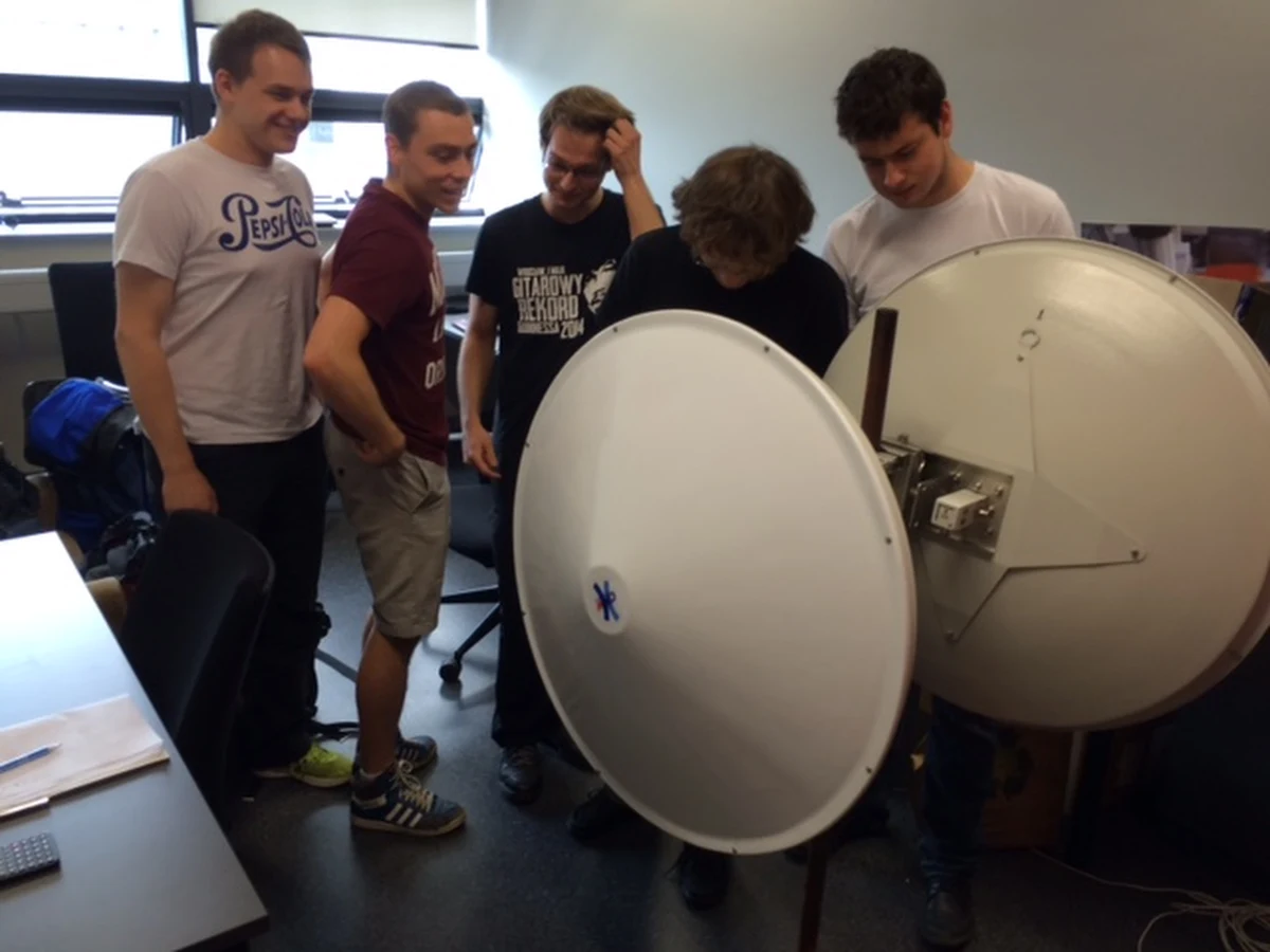 Rekordowe, 250-kilometrowe, radiowe połączenie WiFi chcą nawiązać studenci z Politechniki Wrocławskiej. To pierwsza taka próba w Polsce. Żacy pojawią się w sobotę na dwóch szczytach - Babiej Górze w Małopolsce i na Wielkiej Sowie na Dolnym Śląsku. Do ustanowienia rekordu studenci z koła naukowego Wireless Group przygotowują się od roku. Poprzedni rekord wynosi 218 km. 