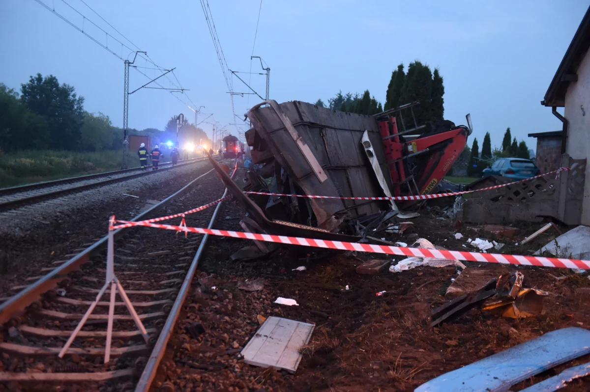 Jeszcze co najmniej przez kilka godzin potrwają utrudnienia na trasie kolejowej Warszawa-Katowice. Wczoraj wieczorem na przejeździe w Milejowie obok Piotrkowa Trybunalskiego tir wjechał pod pociąg. Dwie osoby zostały ranne. 