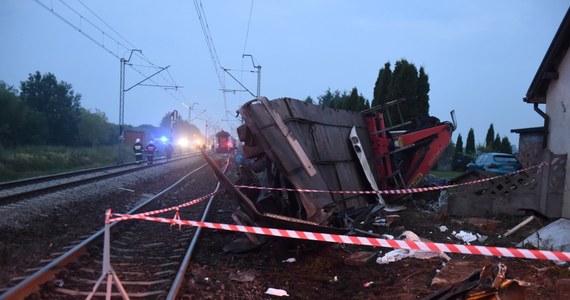 Jeszcze co najmniej przez kilka godzin potrwają utrudnienia na trasie kolejowej Warszawa-Katowice. Wczoraj wieczorem na przejeździe w Milejowie obok Piotrkowa Trybunalskiego tir wjechał pod pociąg. Dwie osoby zostały ranne. 